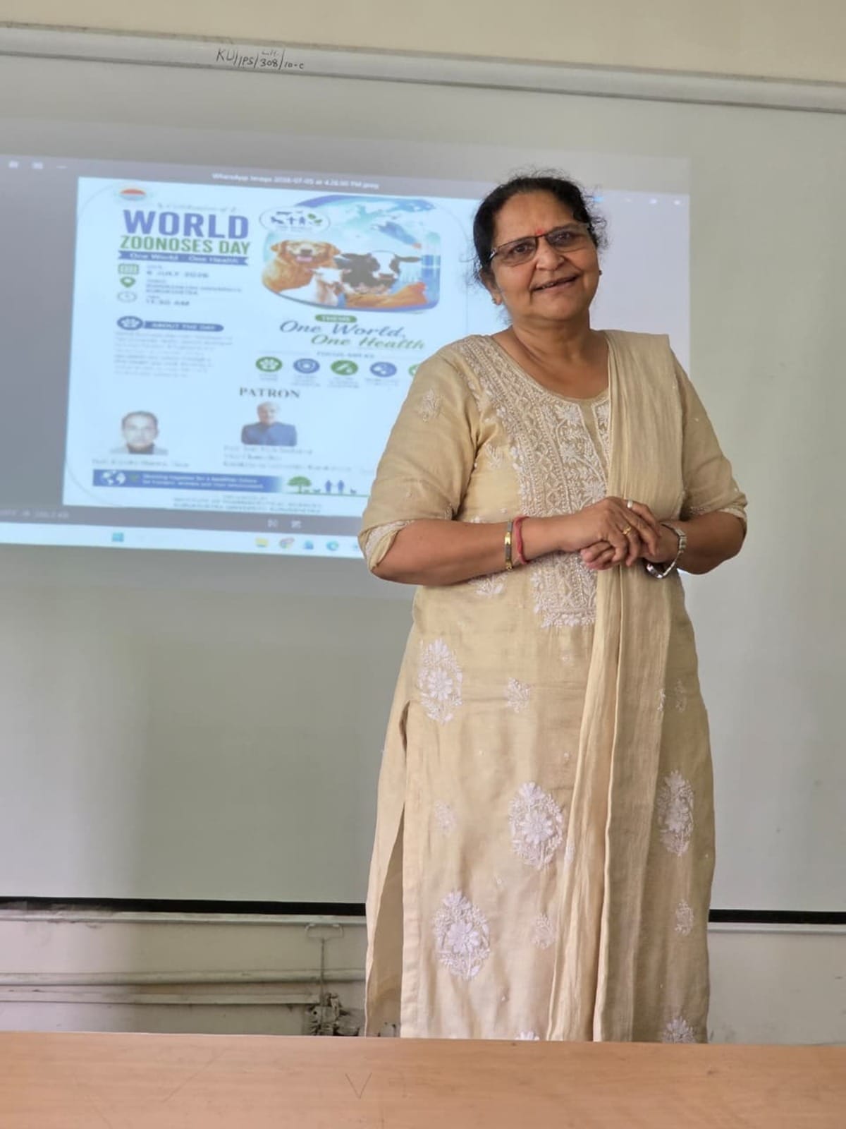 कुरुक्षेत्र। विश्व जूनोसिस दिवस संस्थान की निदेशक प्रो. नीरा राघव  जानकारी देते हुए। संस्थान
