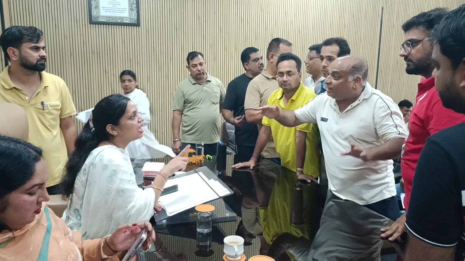 कार्यालय में चेयरपर्सन के सामने समस्याएं रखते लोग।
