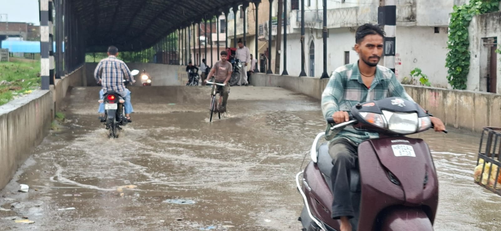 लक्ष्मी नगर कॉलोनी की कच्ची गली में भरा पानी व कीचड़। संवाद लक्ष्मी नगर कॉलोनी की कच्ची गली में भरा पानी व कीचड़। संवाद