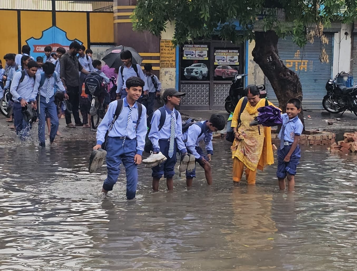 लक्ष्मी नगर कॉलोनी की कच्ची गली में भरा पानी व कीचड़। संवाद लक्ष्मी नगर कॉलोनी की कच्ची गली में भरा पानी व कीचड़। संवाद
