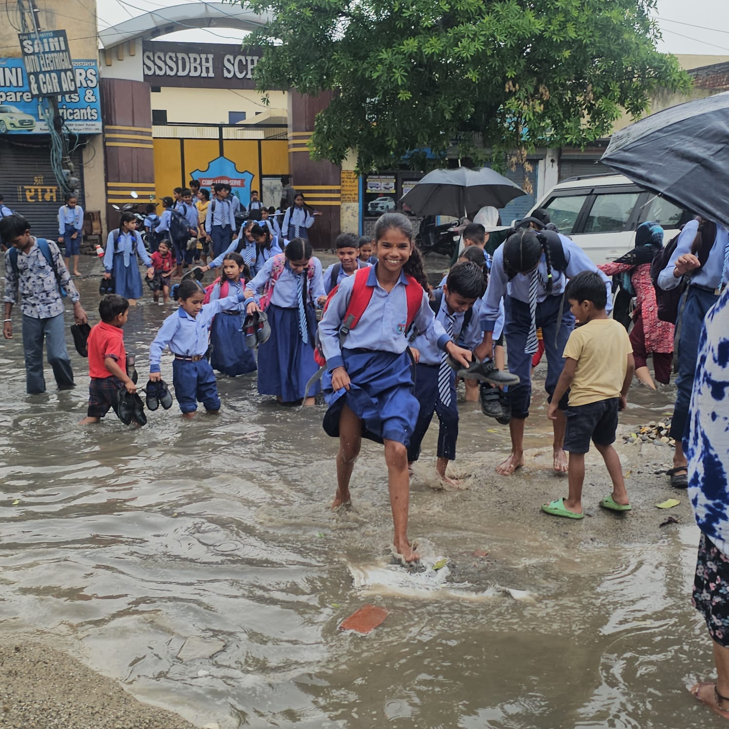 लक्ष्मी नगर कॉलोनी की कच्ची गली में भरा पानी व कीचड़। संवाद लक्ष्मी नगर कॉलोनी की कच्ची गली में भरा पानी व कीचड़। संवाद