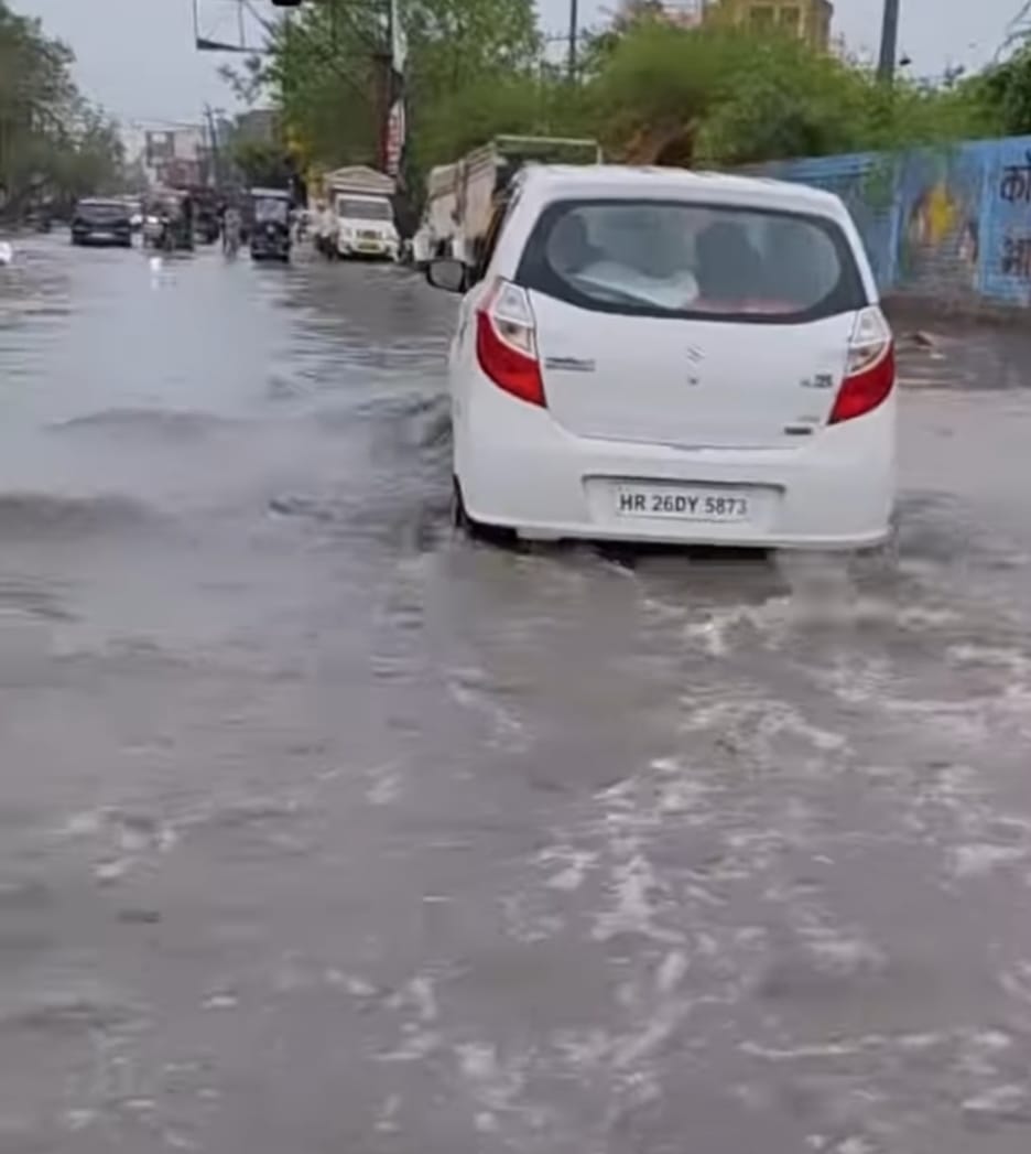 महम जलघर के मुख्य गेट के पास सीवर ओवरफ्लो होकर बाहर निकलता गंदा पानी। संवाद