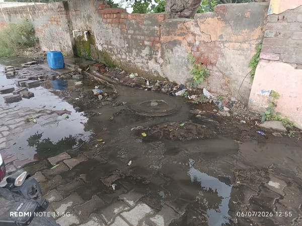 महम जलघर के मुख्य गेट के पास सीवर ओवरफ्लो होकर बाहर निकलता गंदा पानी। संवाद