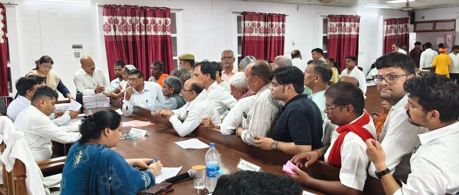 मोहनलालगंज तहसील दिवस में आए फरियादी। मोहनलालगंज तहसील दिवस में आए फरियादी।