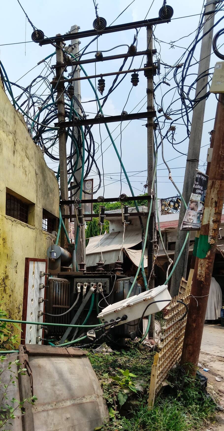मखदूमपुर स्टैंड पर बिना किसी जाल के खुले रखे बिजली के ट्रांसफार्मर। (मवाना) मखदूमपुर स्टैंड पर बिना किसी जाल के खुले रखे बिजली के ट्रांसफार्मर। (मवाना)