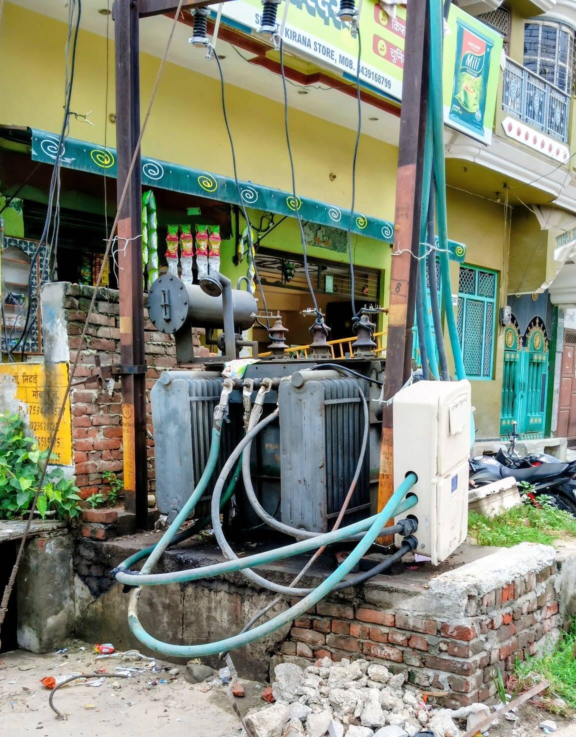 मखदूमपुर स्टैंड पर बिना किसी जाल के खुले रखे बिजली के ट्रांसफार्मर। (मवाना) मखदूमपुर स्टैंड पर बिना किसी जाल के खुले रखे बिजली के ट्रांसफार्मर। (मवाना)