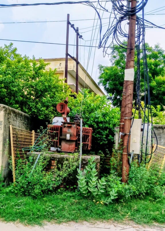 मखदूमपुर स्टैंड पर बिना किसी जाल के खुले रखे बिजली के ट्रांसफार्मर। (मवाना) मखदूमपुर स्टैंड पर बिना किसी जाल के खुले रखे बिजली के ट्रांसफार्मर। (मवाना)