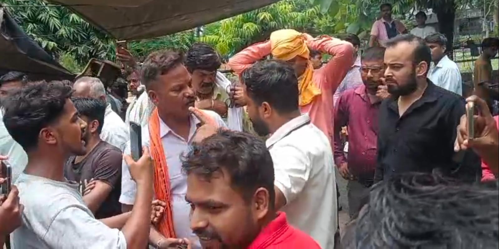 नगर निगम टीम और रेस्टोरेंट कर्मियों में हुई मारपीट।