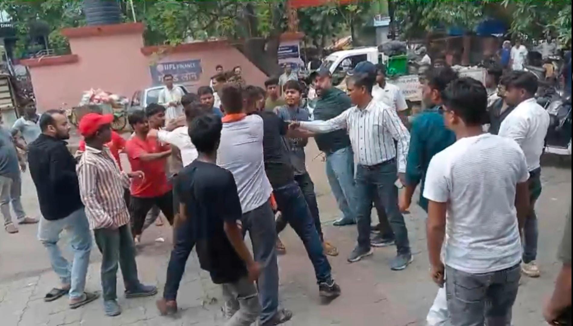 नगर निगम टीम और रेस्टोरेंट कर्मियों में हुई मारपीट।