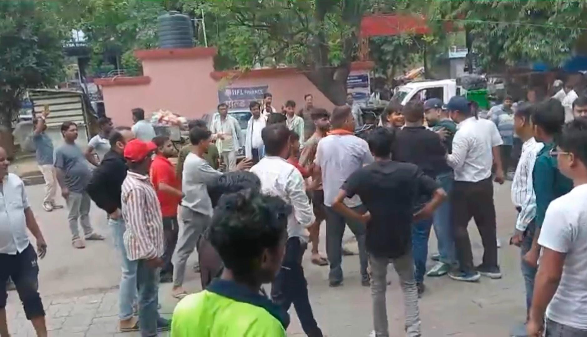 नगर निगम टीम और रेस्टोरेंट कर्मियों में हुई मारपीट।