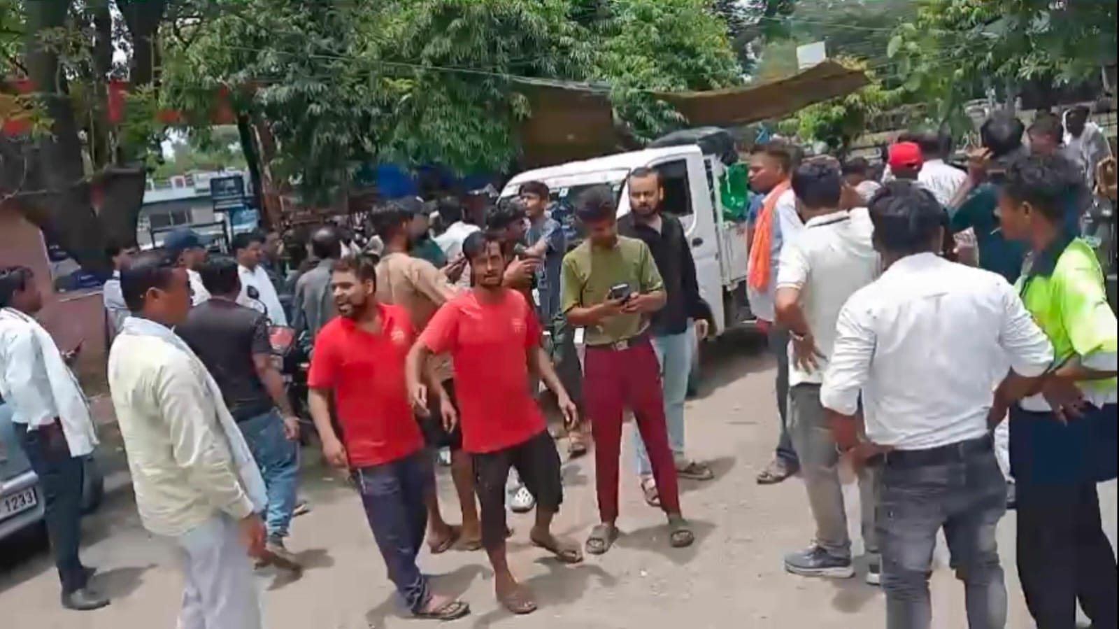 नगर निगम टीम और रेस्टोरेंट कर्मियों में हुई मारपीट।