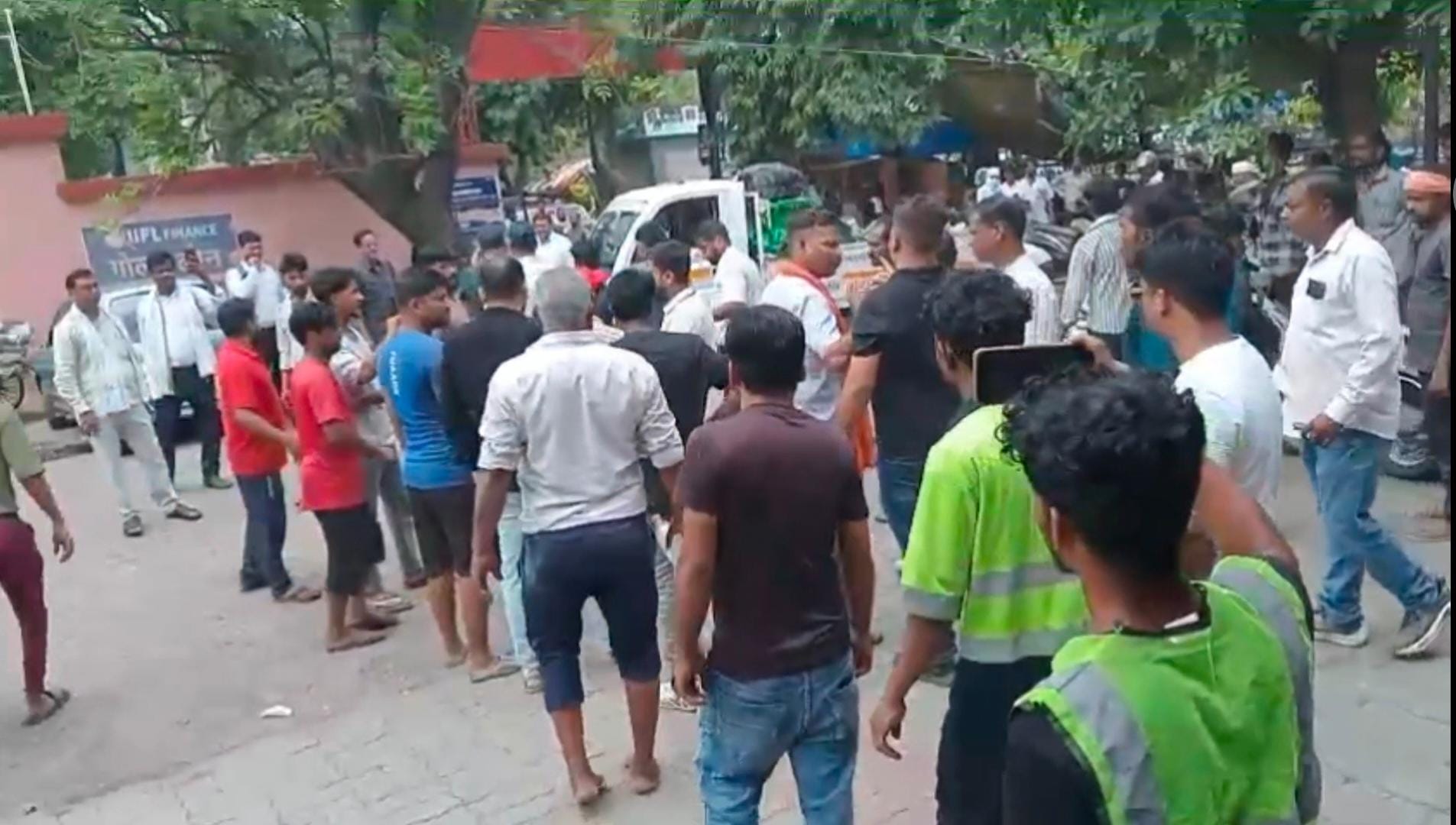नगर निगम टीम और रेस्टोरेंट कर्मियों में हुई मारपीट।