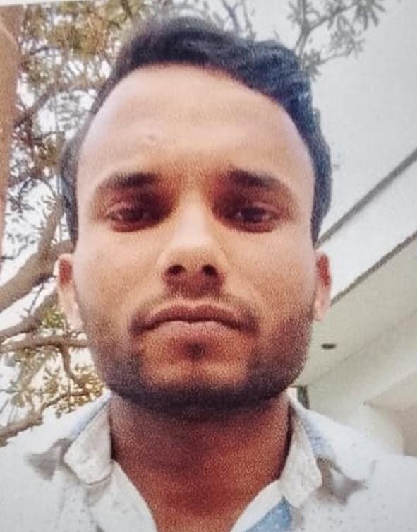 नहर में डूबा युवक व शोकाकुल परिजन। नहर में डूबा युवक व शोकाकुल परिजन।