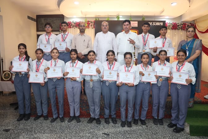 ओलंपियाड परीक्षा में उत्तीर्ण प्रतिभाशाली विद्यार्थियों को सम्मानित करते विधायक लक्ष्मण यादव।सं