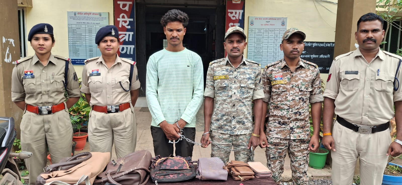पुलिस हिरासत में आरोपी पुलिस हिरासत में आरोपी