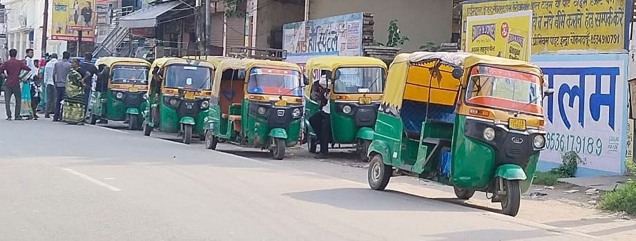 पुलिस लाइन चौराहा पर सवारी ईको चालक। संवाद पुलिस लाइन चौराहा पर सवारी ईको चालक। संवाद