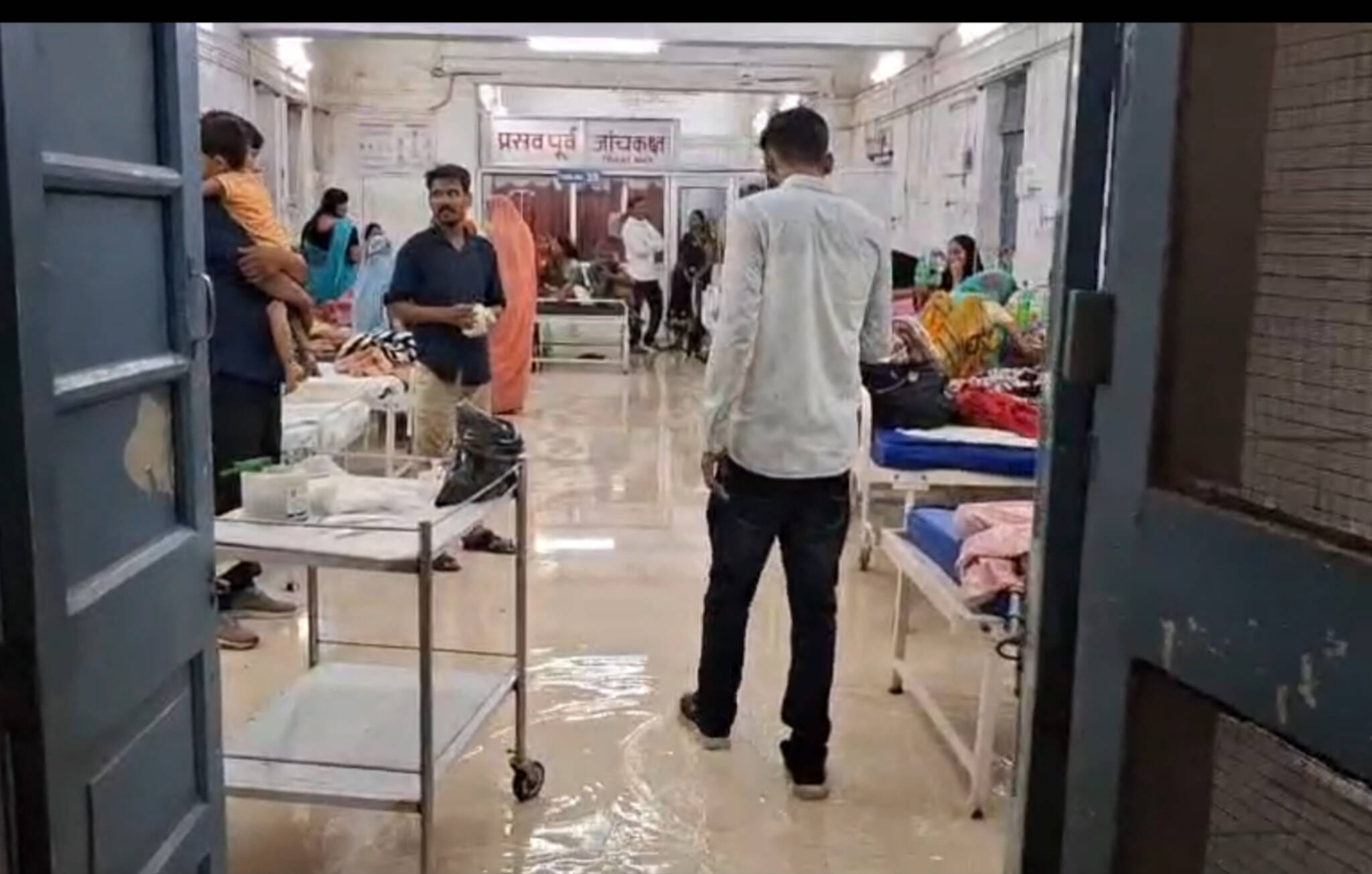 पन्ना जिला चिकित्सालय में पहले ही बारिश में वार्डों में घुसा पानी मरीज हुए परेशान पन्ना जिला चिकित्सालय में पहले ही बारिश में वार्डों में घुसा पानी मरीज हुए परेशान