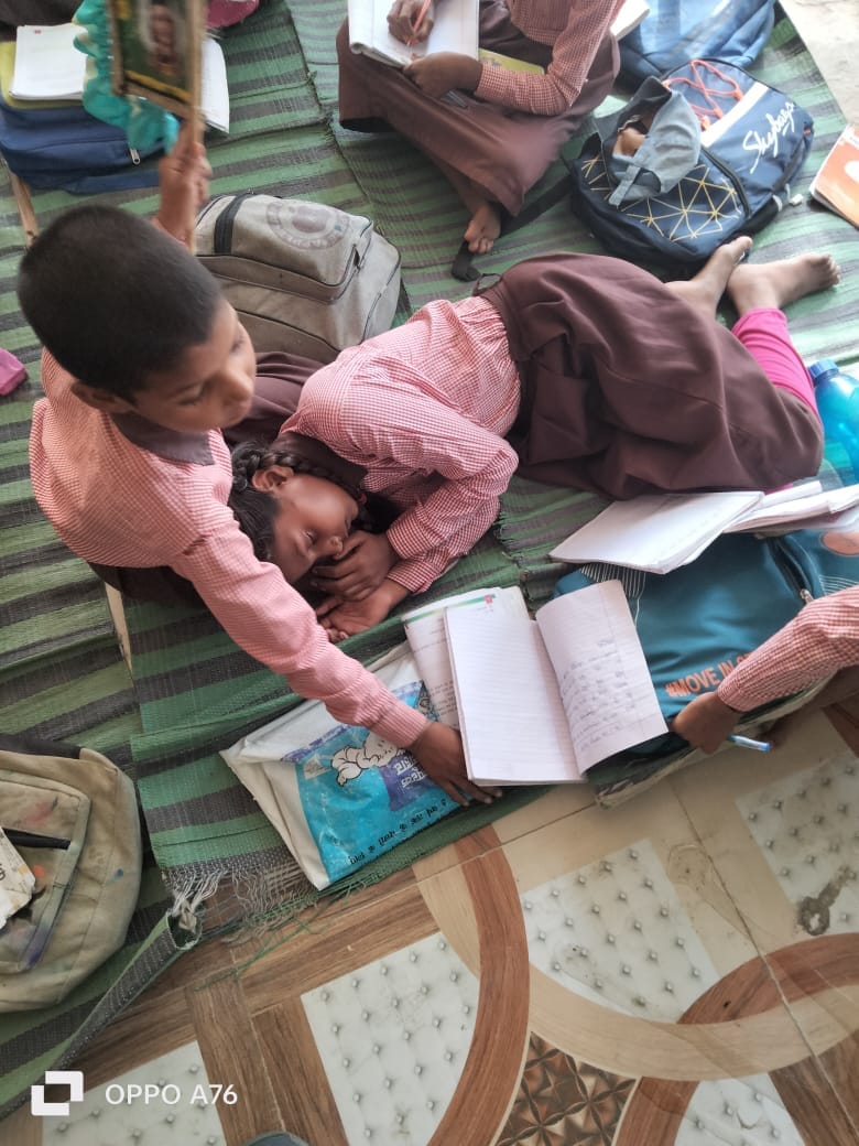 प्राथमिक विद्यालय गोकन में बेहोश छात्र। स्रोत :सोशल मीडिया प्राथमिक विद्यालय गोकन में बेहोश छात्र। स्रोत :सोशल मीडिया