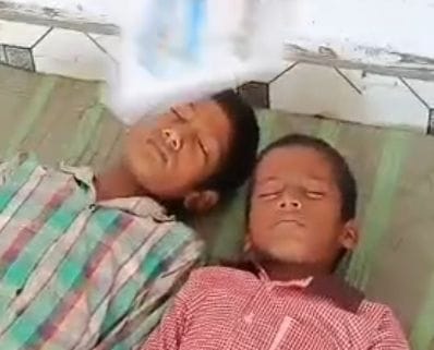 प्राथमिक विद्यालय गोकन में बेहोश छात्र। स्रोत :सोशल मीडिया प्राथमिक विद्यालय गोकन में बेहोश छात्र। स्रोत :सोशल मीडिया