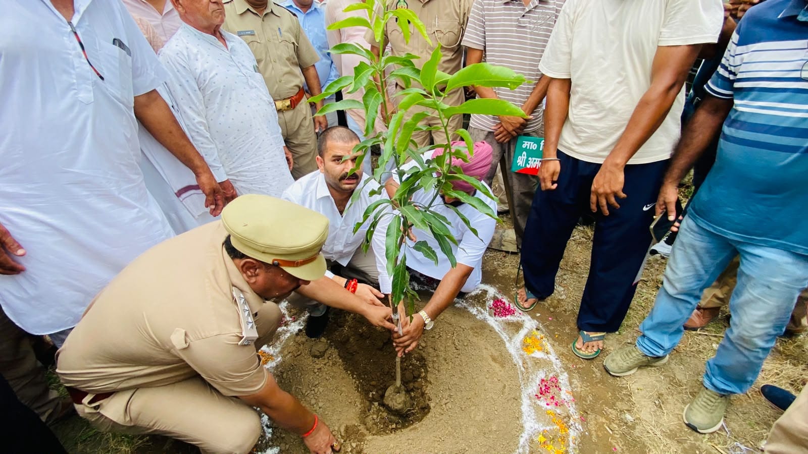 सिंगाही नौरंगाबाद गांव में पौधरोपण करते क्षेत्रीय विधायक शशांक वर्मा। संवाद