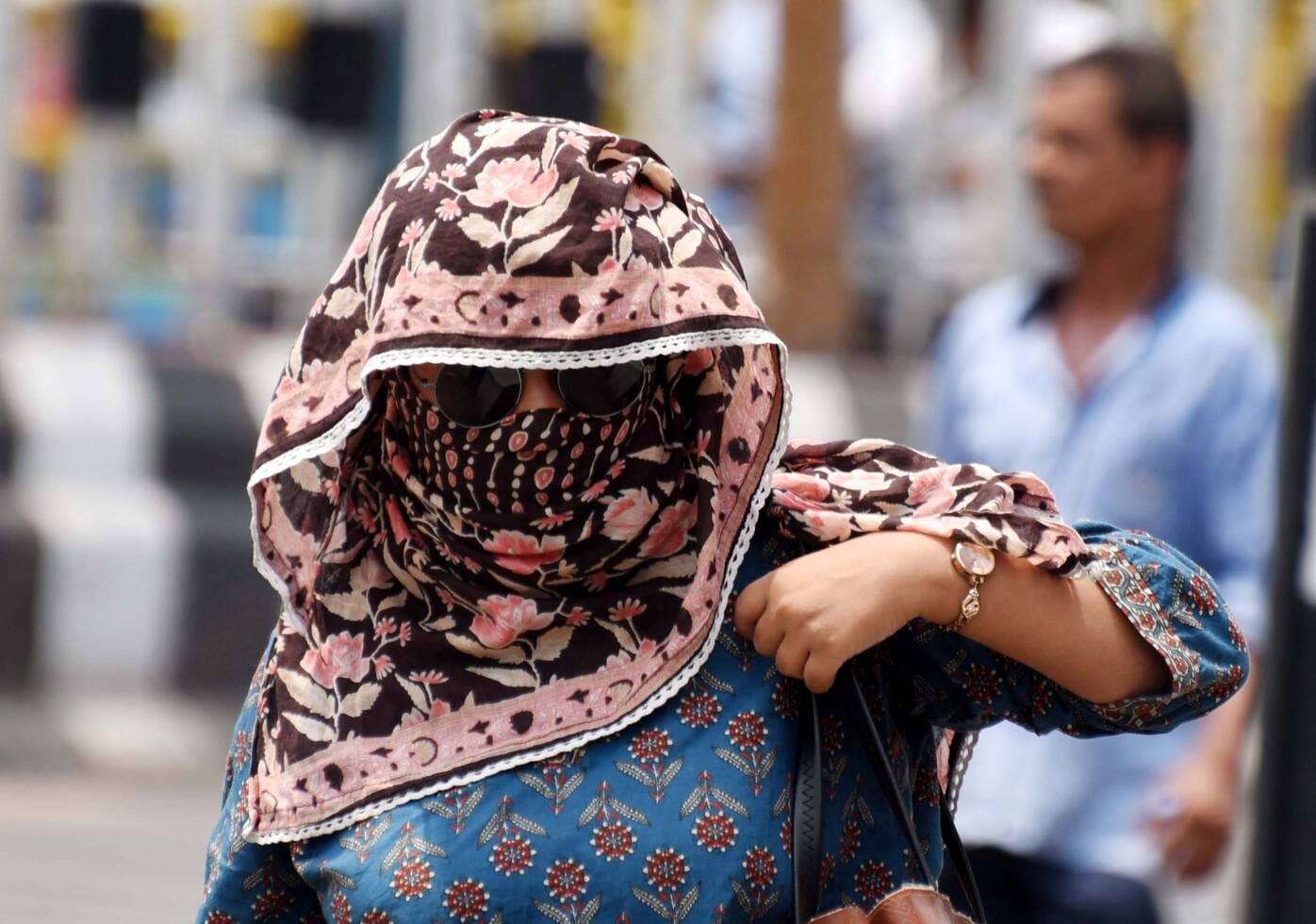 सोमवार को आसमान में बादलों का आना जाना लगा रहा और धूप ने लोगों को परेशान किया। सोमवार को आसमान में बादलों का आना जाना लगा रहा और धूप ने लोगों को परेशान किया।