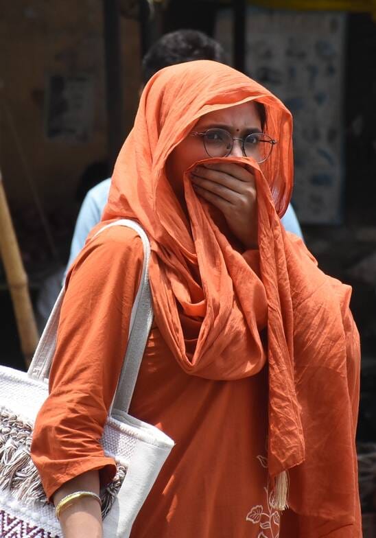 सोमवार को आसमान में बादलों का आना जाना लगा रहा और धूप ने लोगों को परेशान किया। सोमवार को आसमान में बादलों का आना जाना लगा रहा और धूप ने लोगों को परेशान किया।