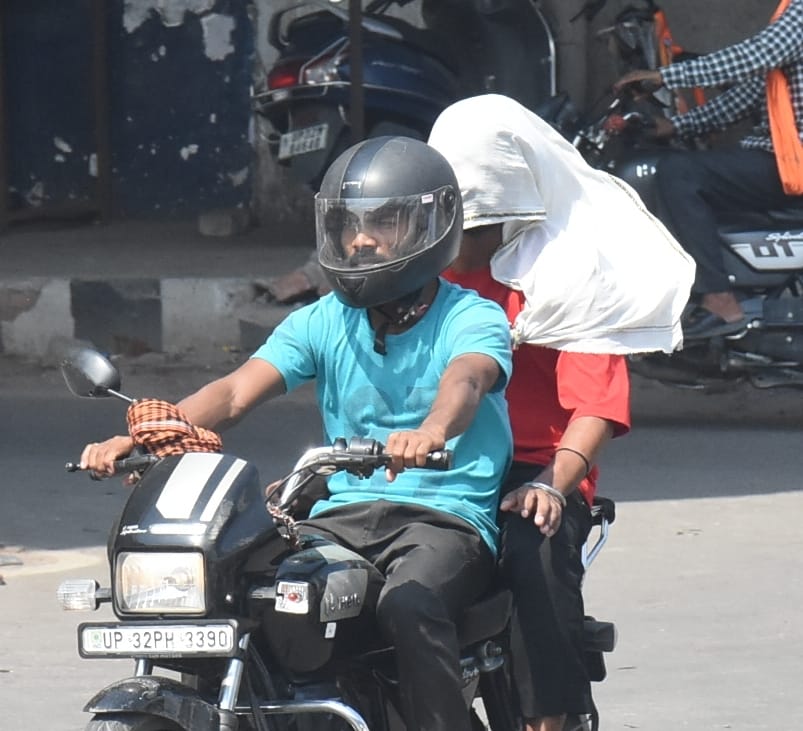 सोमवार को आसमान में बादलों का आना जाना लगा रहा और धूप ने लोगों को परेशान किया। सोमवार को आसमान में बादलों का आना जाना लगा रहा और धूप ने लोगों को परेशान किया।
