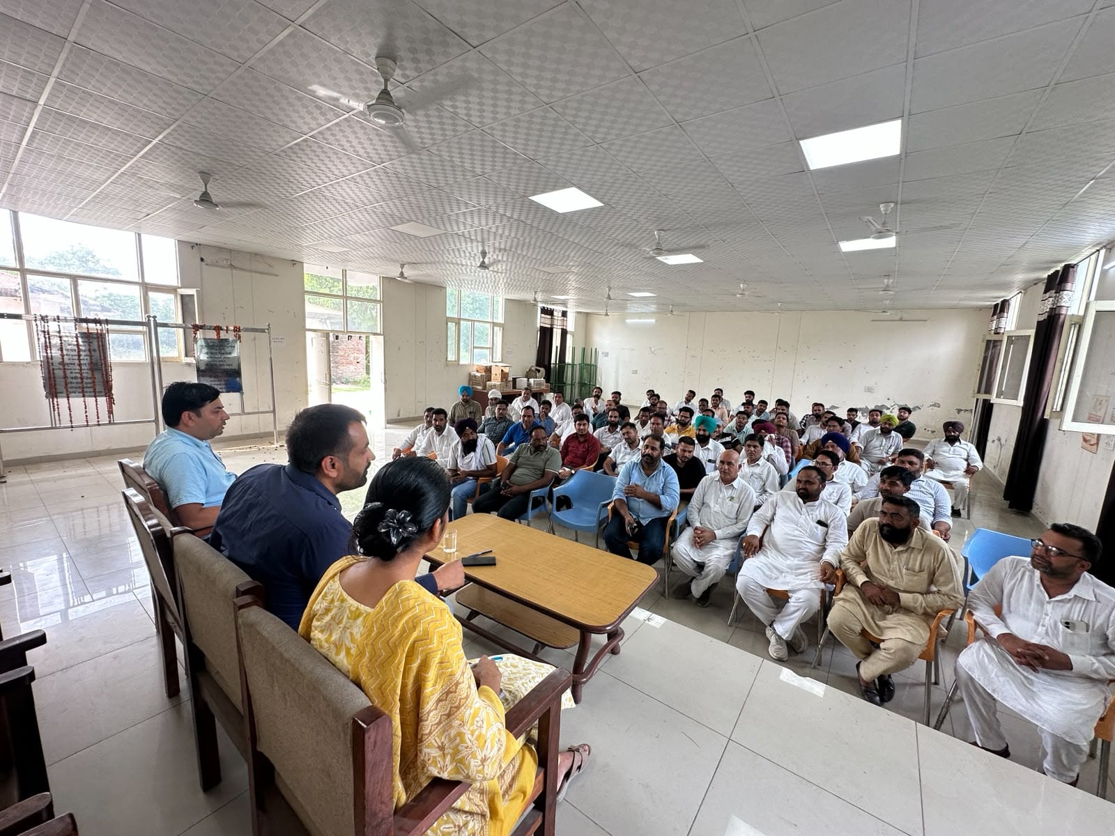 सरपंच व पटवारियों के साथ बैठक करते एसडीएम। प्रवक्ता सरपंच व पटवारियों के साथ बैठक करते एसडीएम। प्रवक्ता