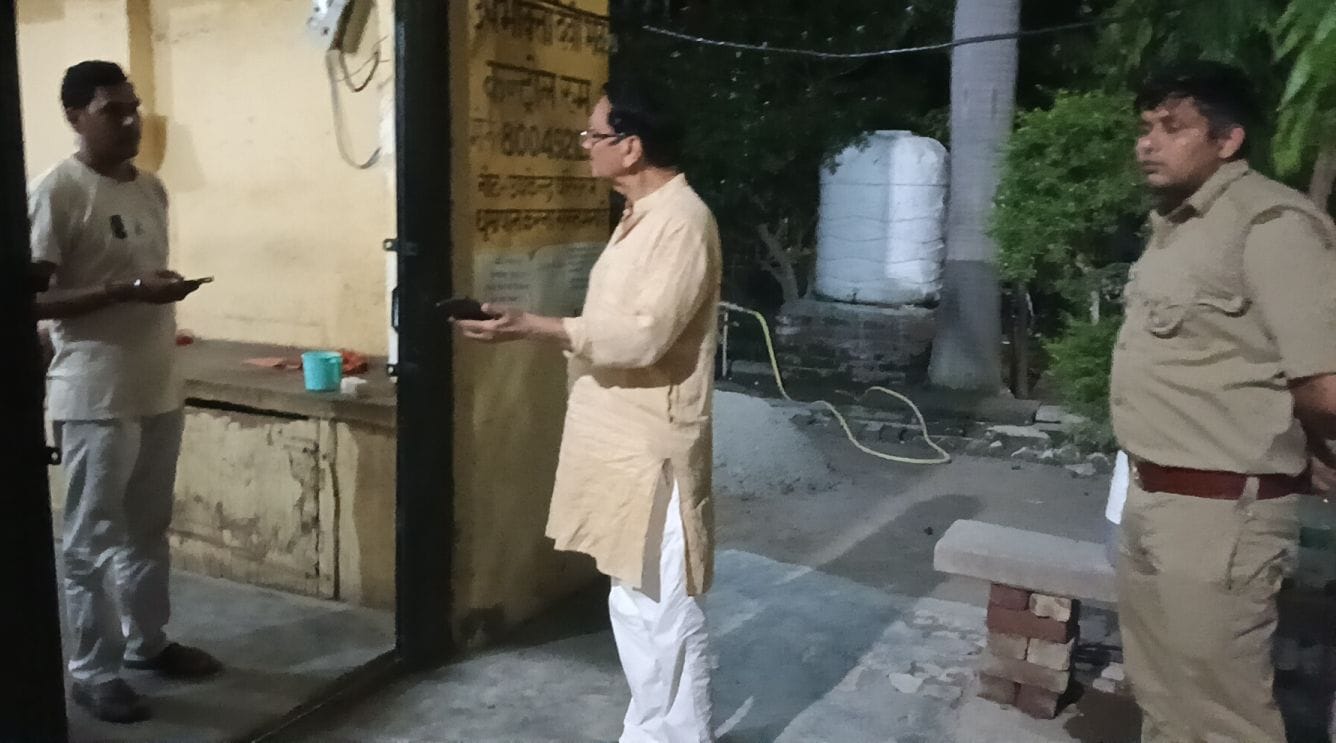 वाहन पर सीढ़ी रखकर मरम्मत करते कर्मी और उपकेंद्र पहुंचे महेंद्र पाल सिंह। वाहन पर सीढ़ी रखकर मरम्मत करते कर्मी और उपकेंद्र पहुंचे महेंद्र पाल सिंह।