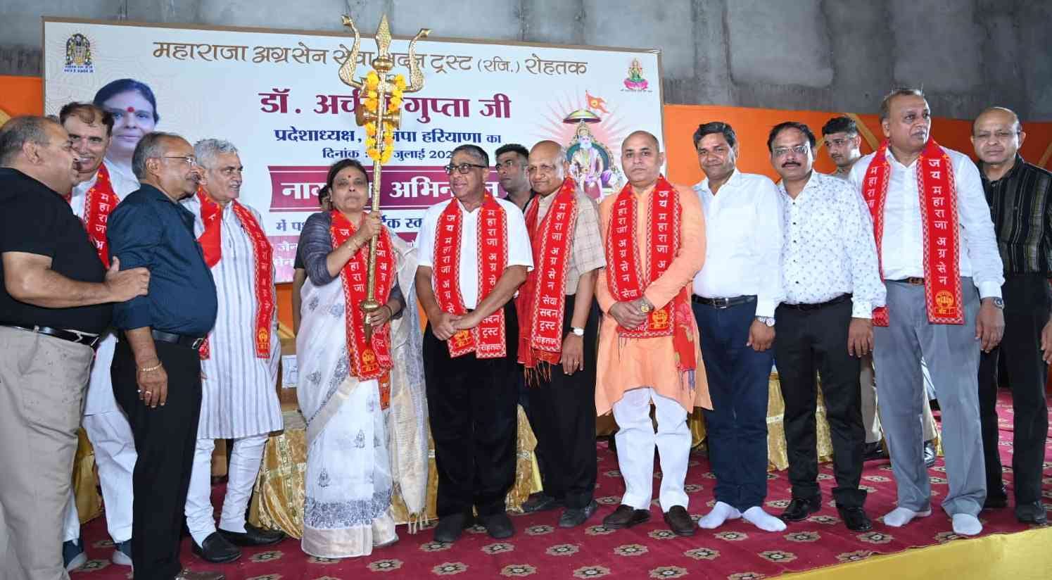 18. शहर की अनाज मंडी में प्रदेश अध्यक्ष डॉ. अर्चना गुप्ता का माला पहनाकर स्वागत करते भाजपा कार्