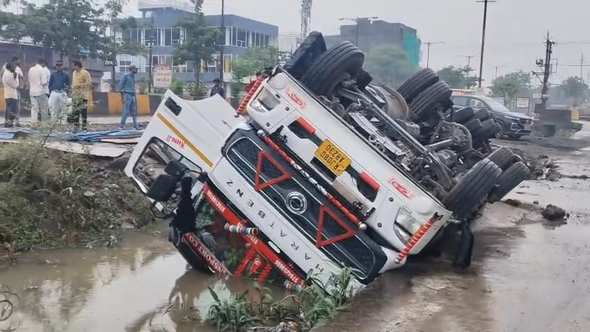 ऐसी पलट गया ट्रक