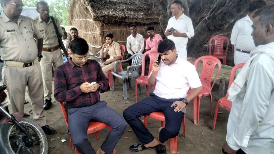 बिलसंडा क्षेत्र में घटना के बाद विलात करते मृतक के परिजन। संवाद