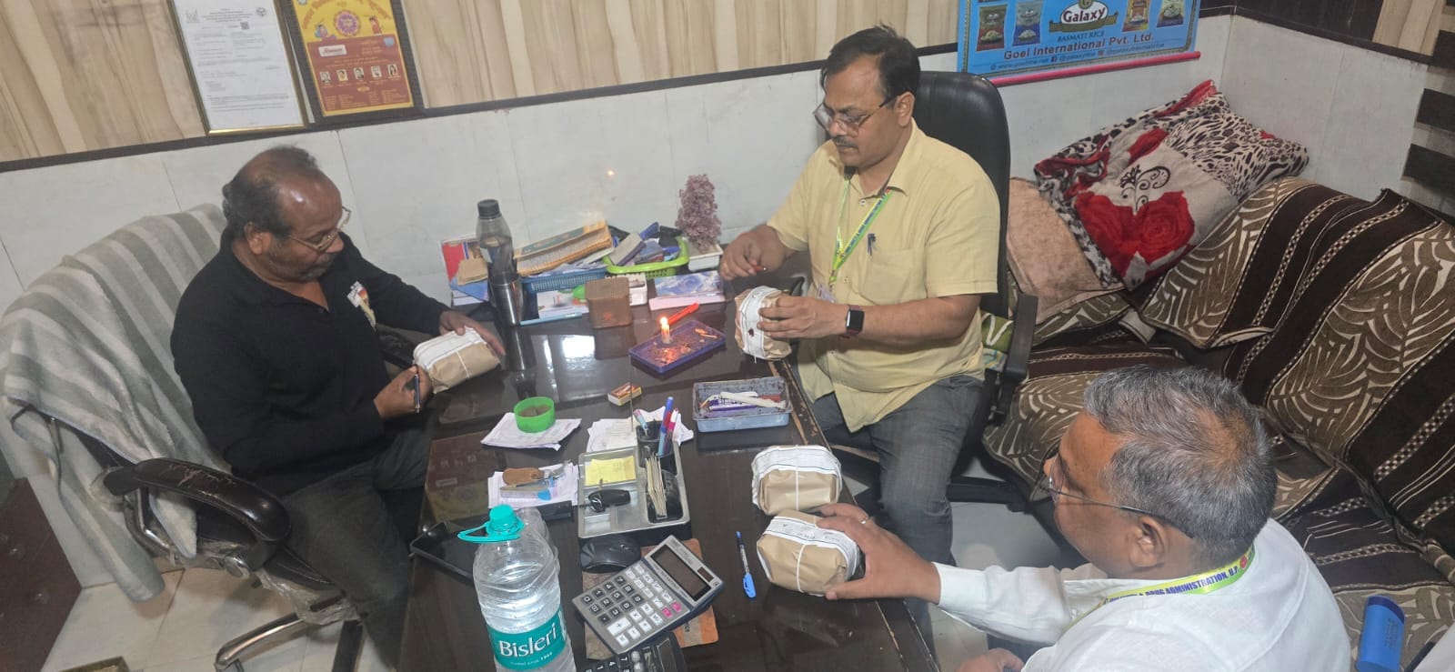 ब्रजघाट में गेस्ट हाउस पर सीलिंग की कार्रवाई करते अधिकारी। स्रोत प्रशासन