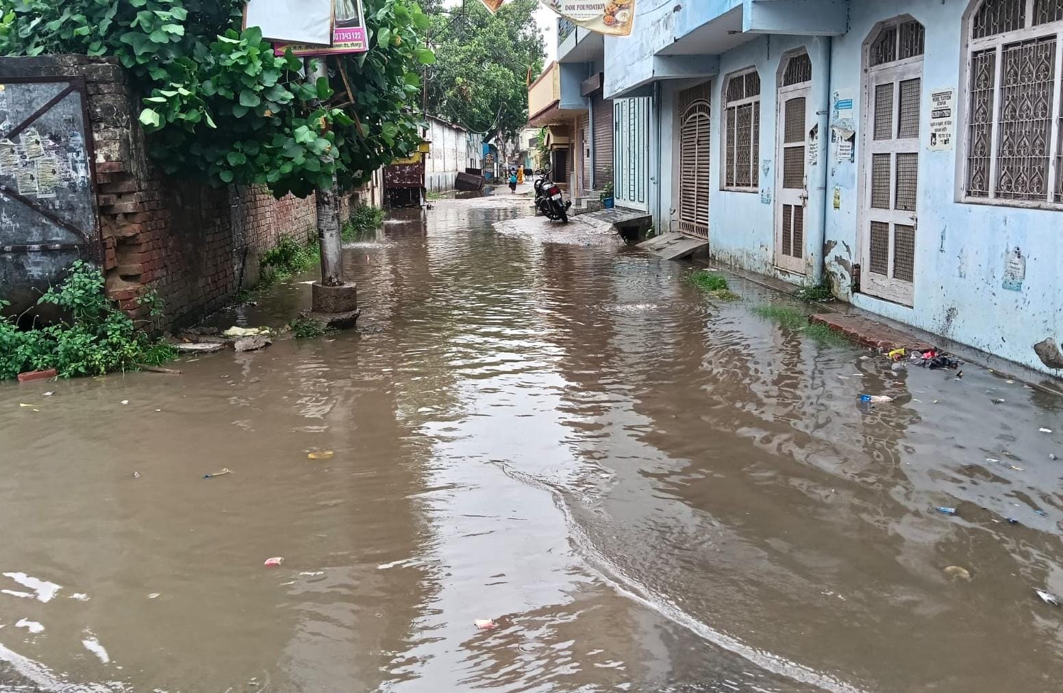 बारिश के दाैरान राहगीर बारिश के दाैरान राहगीर