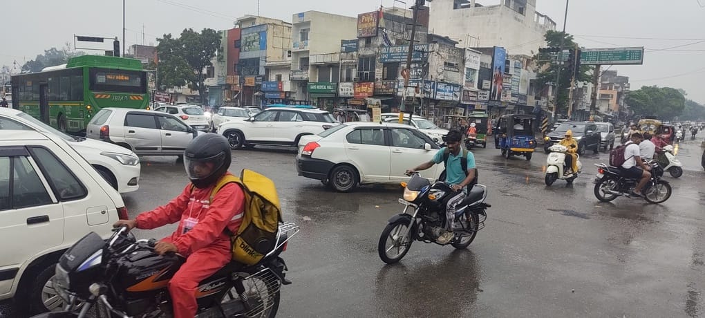 चांदपुर में रेलवे ब्रिज से पहले कट से गुजरते वाहन। संवाद