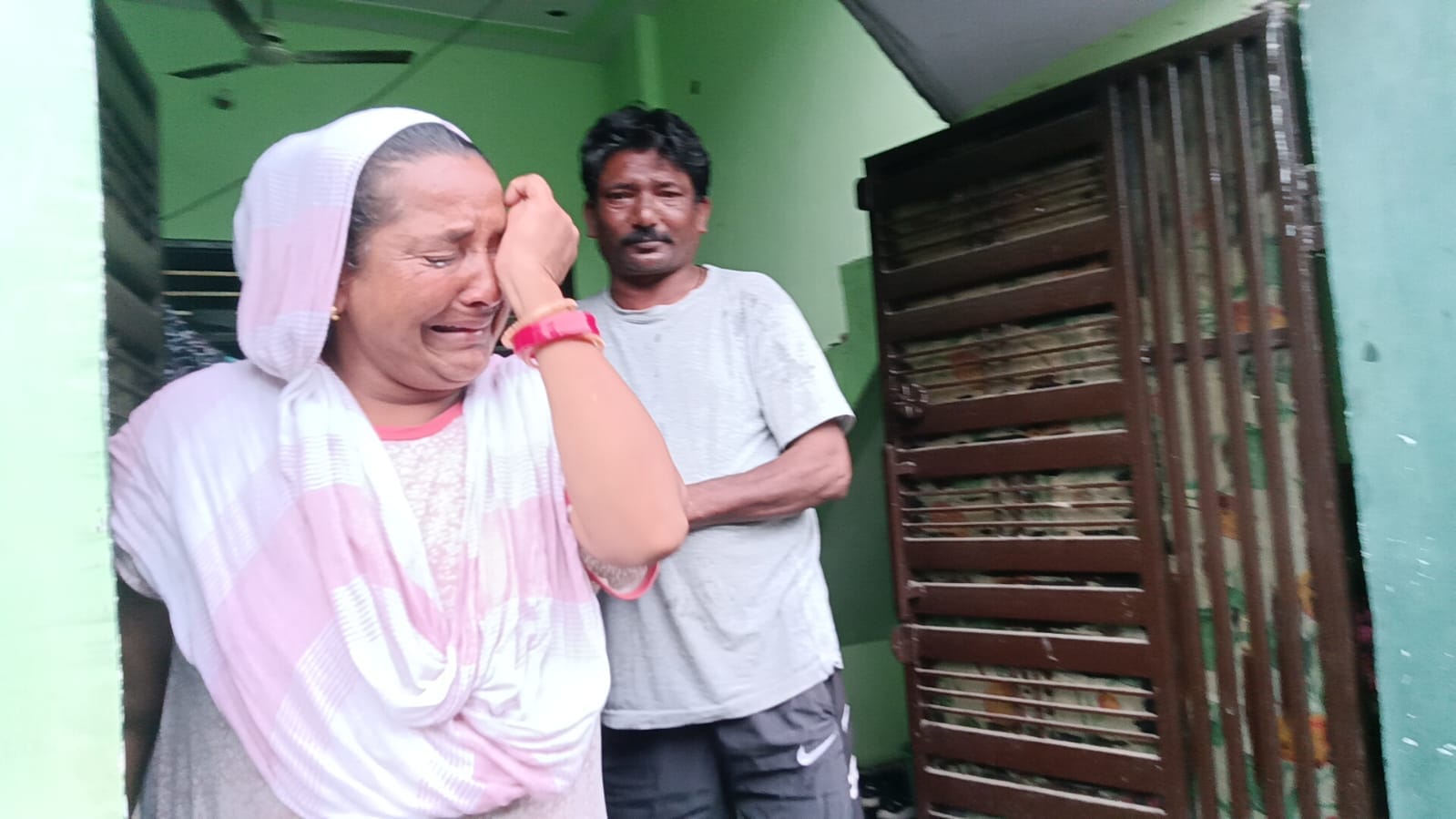  डेहा बस्ती में नोटिस चिपकाता कर्मचारी। प्रवक्ता