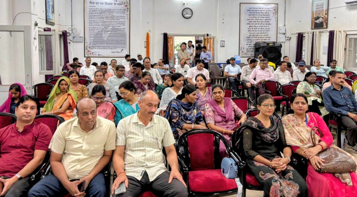 डायट में आयोजित कार्यक्रम में छात्रा को डीबीटी का चैक देते ब्लाक प्रमुख प्रतिनिधि। (स्त्रोत डाय डायट में आयोजित कार्यक्रम में छात्रा को डीबीटी का चैक देते ब्लाक प्रमुख प्रतिनिधि। (स्त्रोत डाय