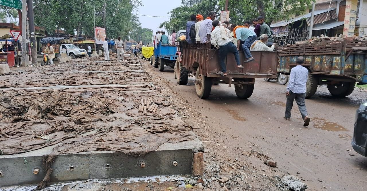 एनएचएआई की ओर से गांव विजय नगला व ढकिया के बीच चल रहा काम।संवाद एनएचएआई की ओर से गांव विजय नगला व ढकिया के बीच चल रहा काम।संवाद
