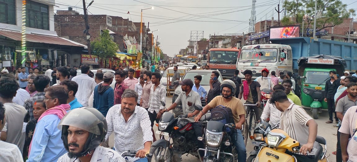 फूलपुर कोतवाली गेट के सामने प्रयागराज-जौनपुर राजमार्ग पर चक्का जाम कर बैठे प्रदर्शनकारी। फूलपुर कोतवाली गेट के सामने प्रयागराज-जौनपुर राजमार्ग पर चक्का जाम कर बैठे प्रदर्शनकारी।