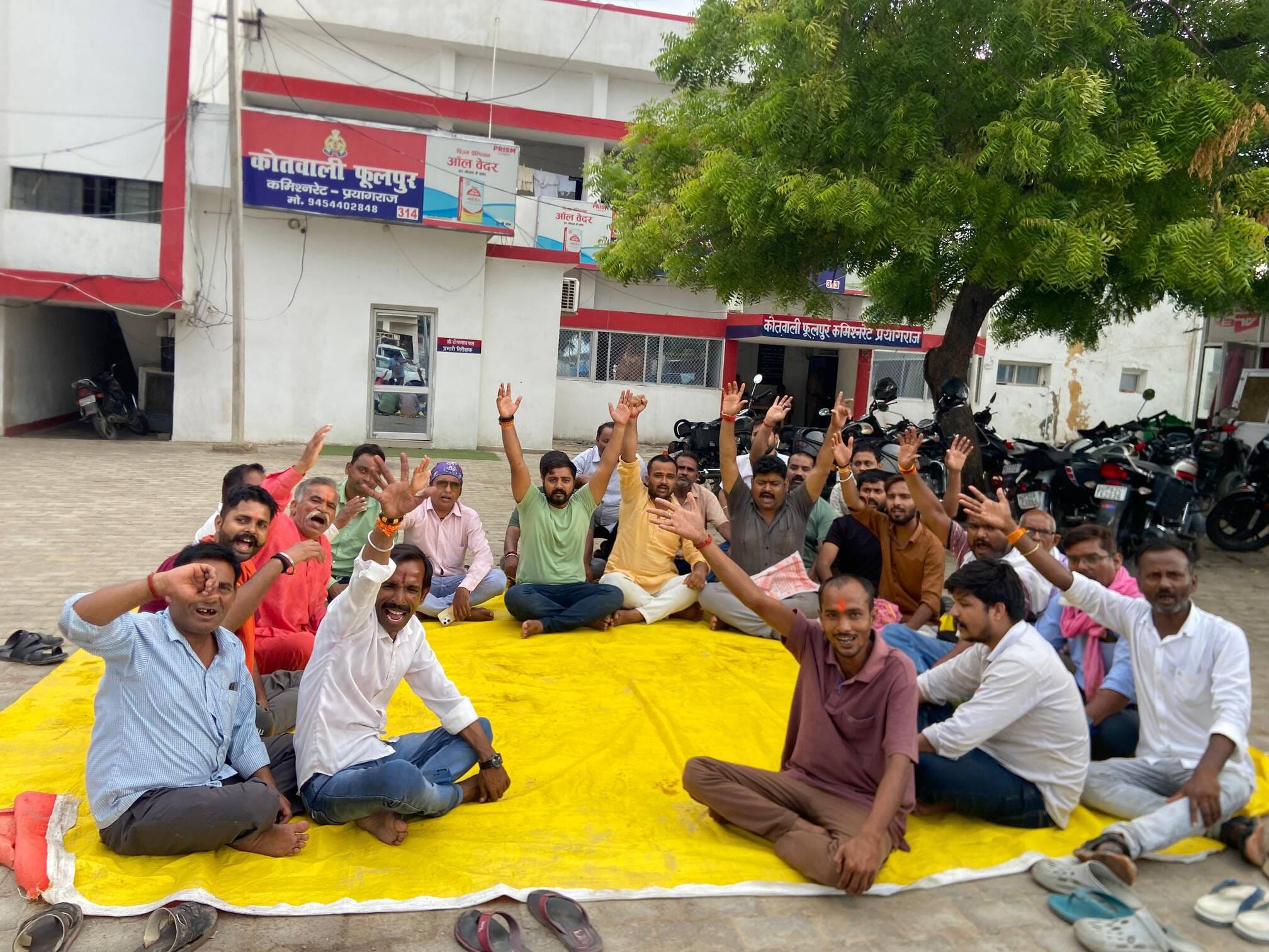 फूलपुर कोतवाली गेट के सामने प्रयागराज-जौनपुर राजमार्ग पर चक्का जाम कर बैठे प्रदर्शनकारी। फूलपुर कोतवाली गेट के सामने प्रयागराज-जौनपुर राजमार्ग पर चक्का जाम कर बैठे प्रदर्शनकारी।