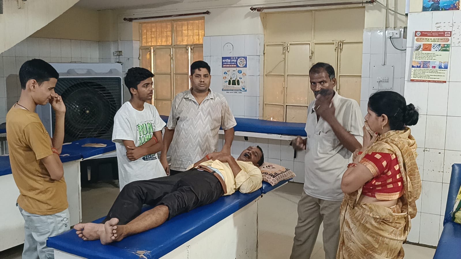 फोटो - 10 घायल का हालचाल लेते डीएम व एसपी। संवाद फोटो - 10 घायल का हालचाल लेते डीएम व एसपी। संवाद