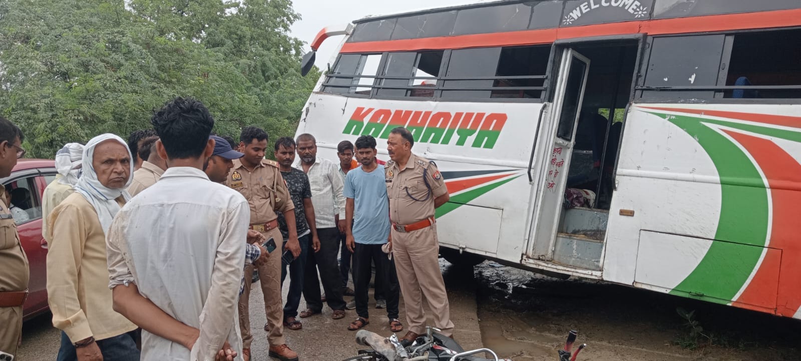 फोटो - 10 घायल का हालचाल लेते डीएम व एसपी। संवाद फोटो - 10 घायल का हालचाल लेते डीएम व एसपी। संवाद