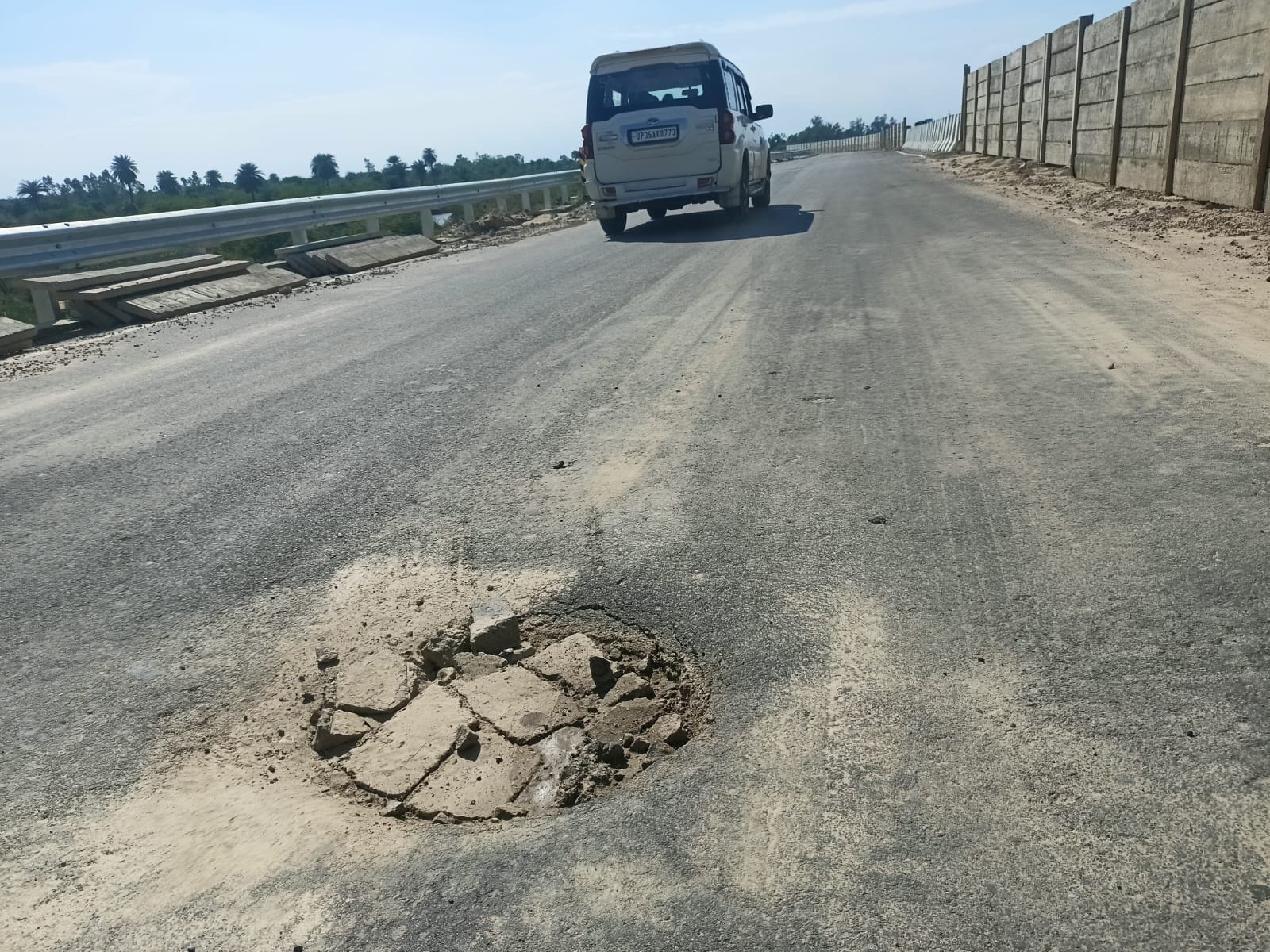 फोटो-4-ऊपर गंगा एक्सप्रेसवे और नीचे समानांतर बनी सर्विस रोड। संवाद फोटो-4-ऊपर गंगा एक्सप्रेसवे और नीचे समानांतर बनी सर्विस रोड। संवाद