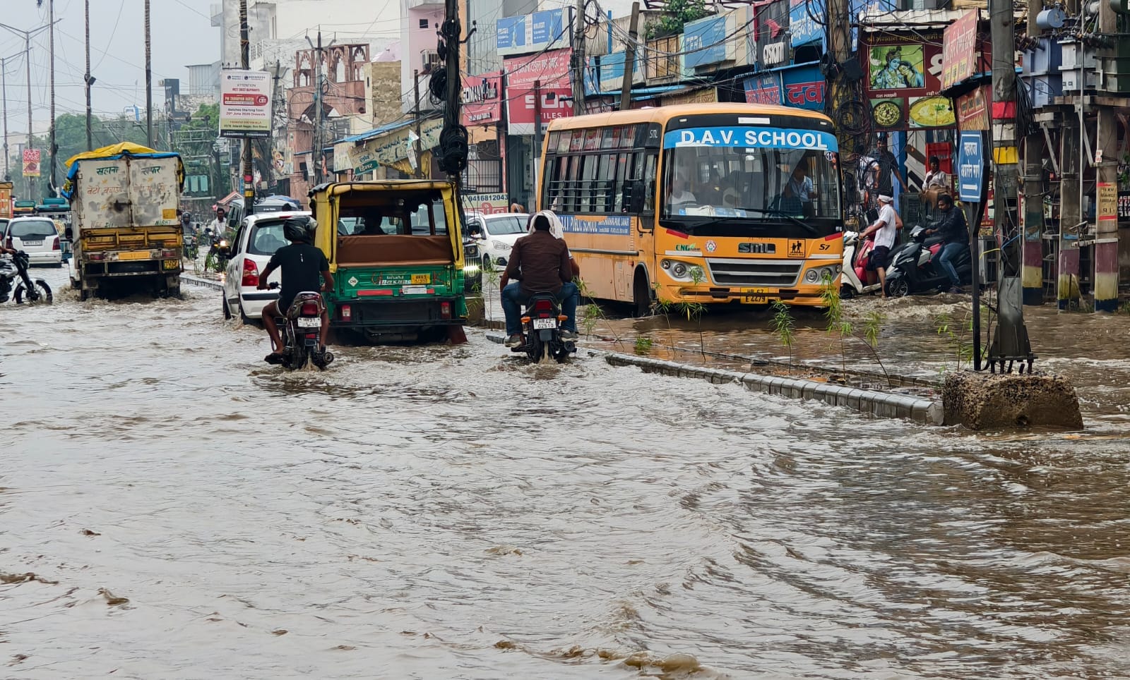 फोटो : सोनीपत में रेलवे रोड पर नेहरु पार्क के सामने भरे बारिश के पानी से दोपहिया वाहन से गुजरत फोटो : सोनीपत में रेलवे रोड पर नेहरु पार्क के सामने भरे बारिश के पानी से दोपहिया वाहन से गुजरत