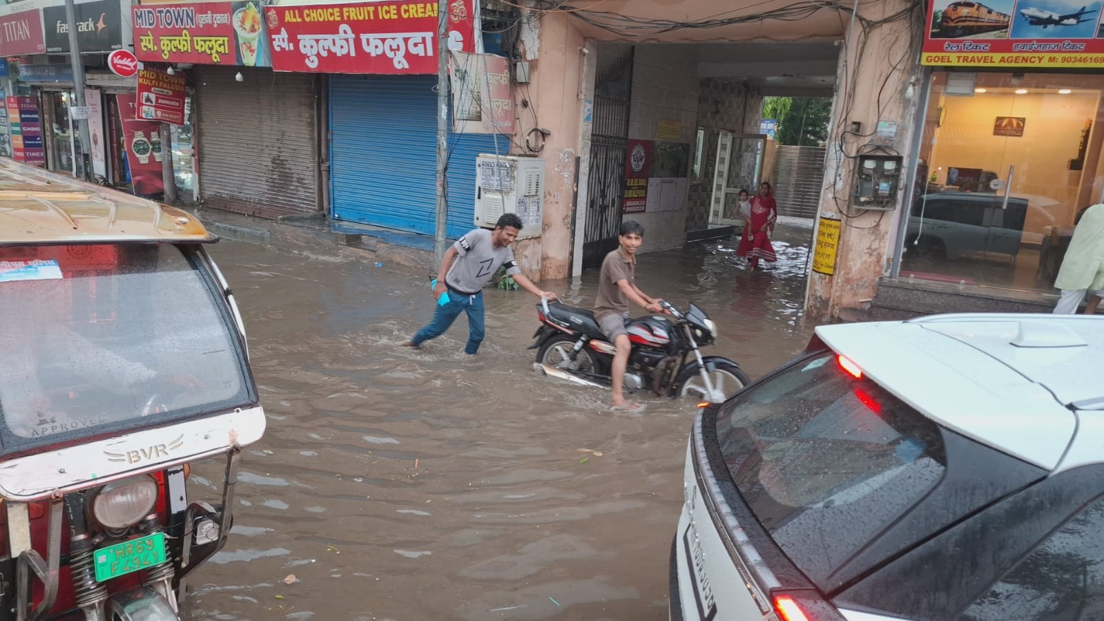 फोटो : सोनीपत में रेलवे रोड पर नेहरु पार्क के सामने भरे बारिश के पानी से दोपहिया वाहन से गुजरत फोटो : सोनीपत में रेलवे रोड पर नेहरु पार्क के सामने भरे बारिश के पानी से दोपहिया वाहन से गुजरत