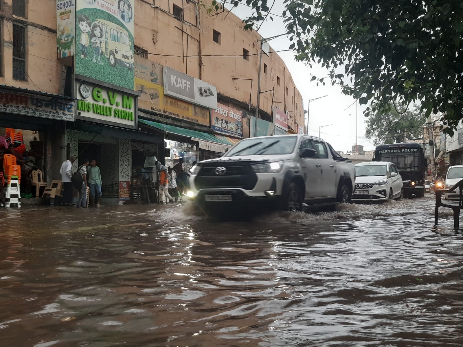 फोटो : सोनीपत में रेलवे रोड पर नेहरु पार्क के सामने भरे बारिश के पानी से दोपहिया वाहन से गुजरत फोटो : सोनीपत में रेलवे रोड पर नेहरु पार्क के सामने भरे बारिश के पानी से दोपहिया वाहन से गुजरत