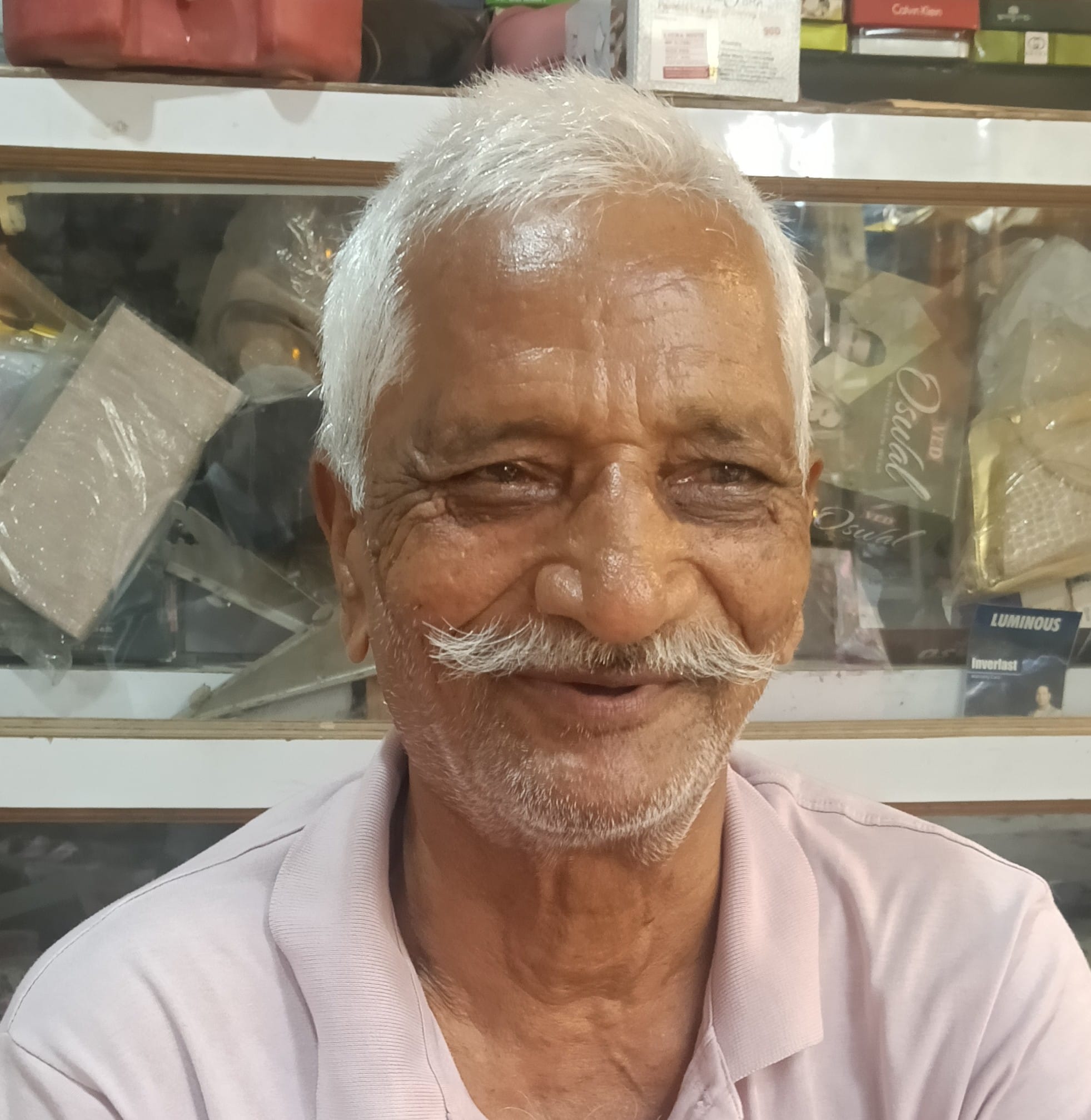 गोला में शिव मंदिर के निकट तीर्थ बाजार। संवाद