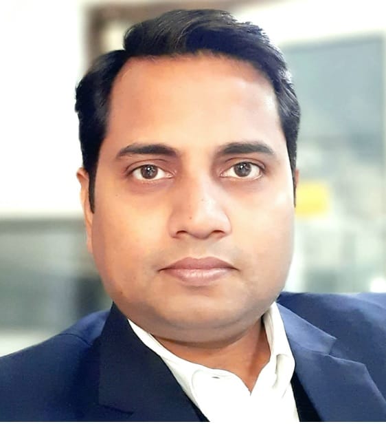 ग्रेटर नोएडा के एवीजे हाइट्स सोसाइटी में टॉवरों से झड़ता प्लास्टर। स्रोत निवासी