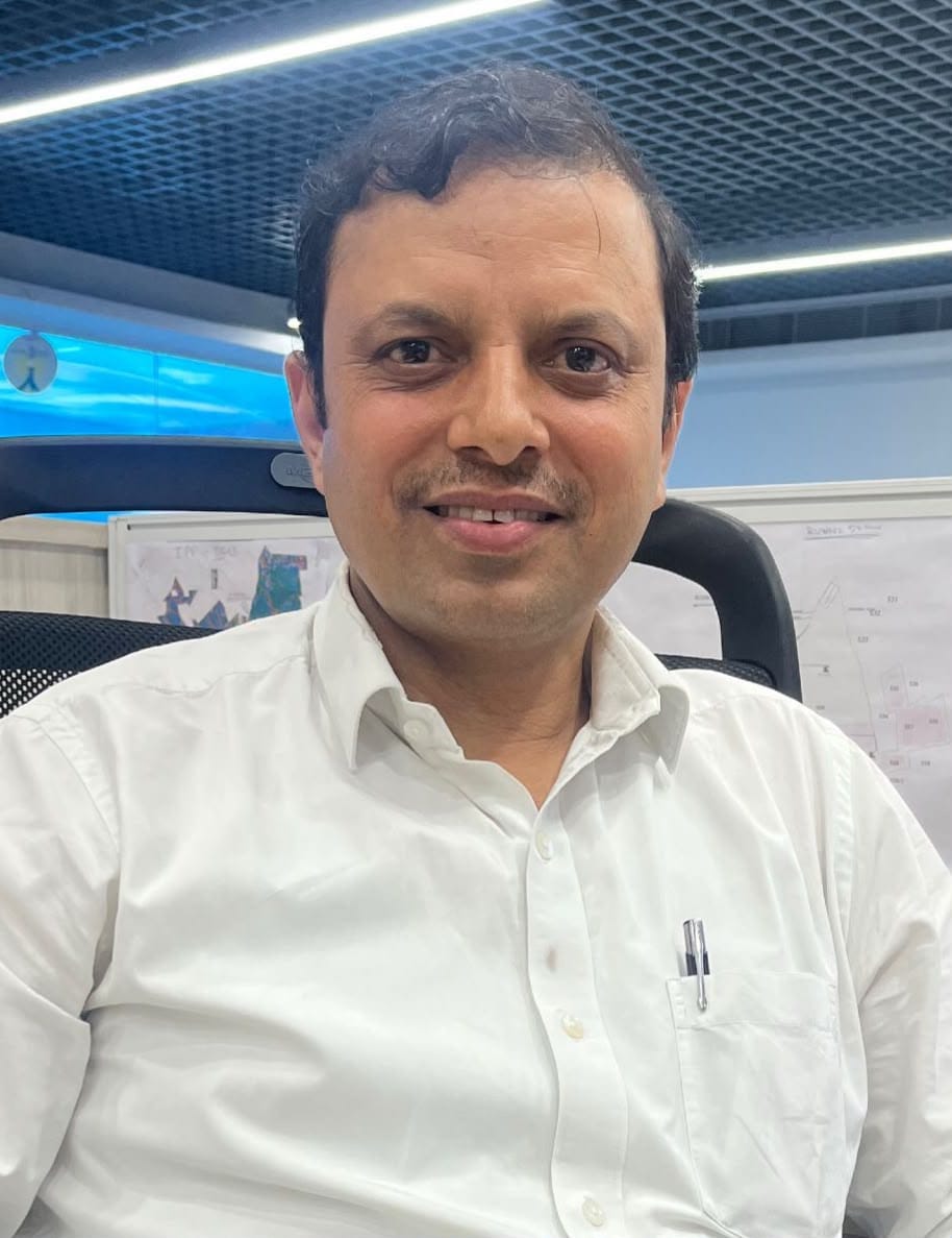 ग्रेटर नोएडा के एवीजे हाइट्स सोसाइटी में टॉवरों से झड़ता प्लास्टर। स्रोत निवासी