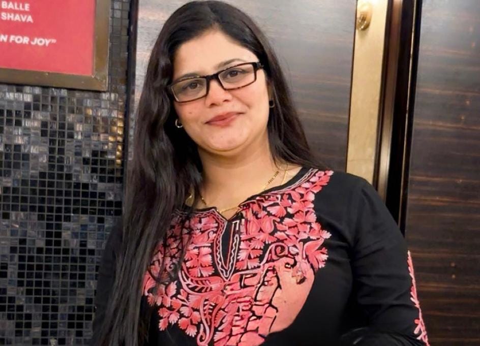 ग्रेटर नोएडा के एवीजे हाइट्स सोसाइटी में टॉवरों से झड़ता प्लास्टर। स्रोत निवासी